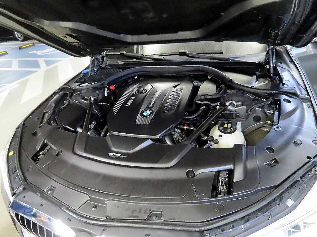 BMW 7-Series — photo 19