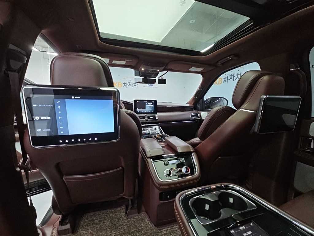 Lincoln Navigator — photo 16