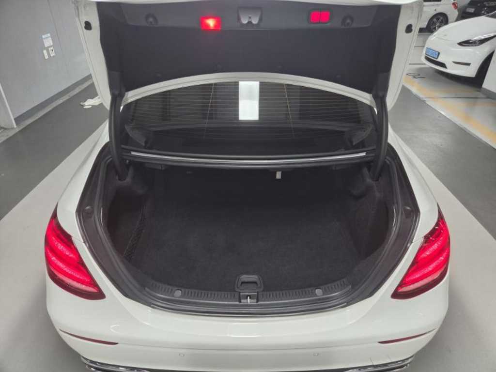 Mercedes-Benz E-Class — photo 06