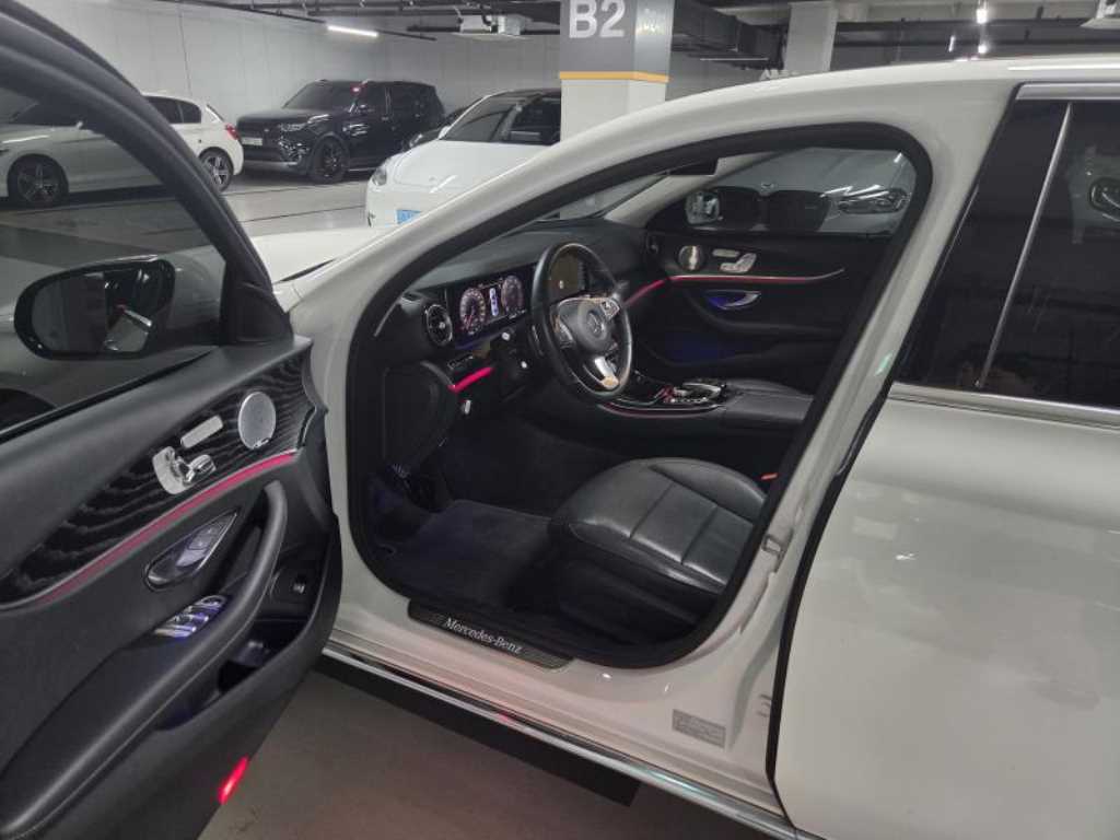 Mercedes-Benz E-Class — photo 07