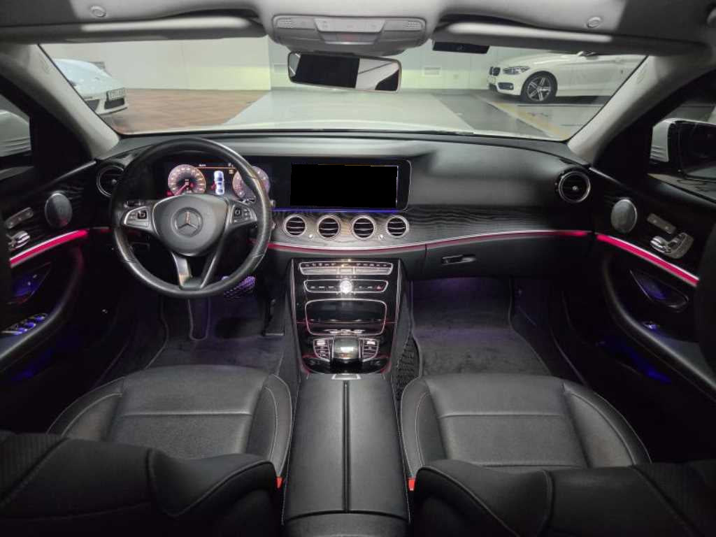 Mercedes-Benz E-Class — photo 09