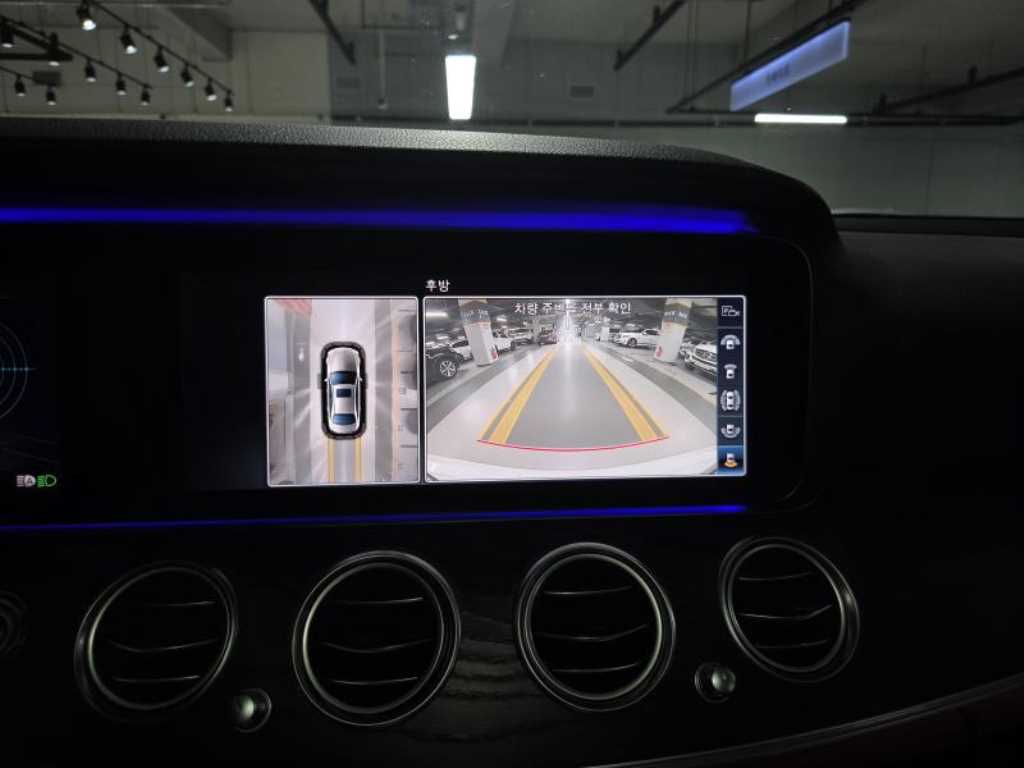 Mercedes-Benz E-Class — photo 12