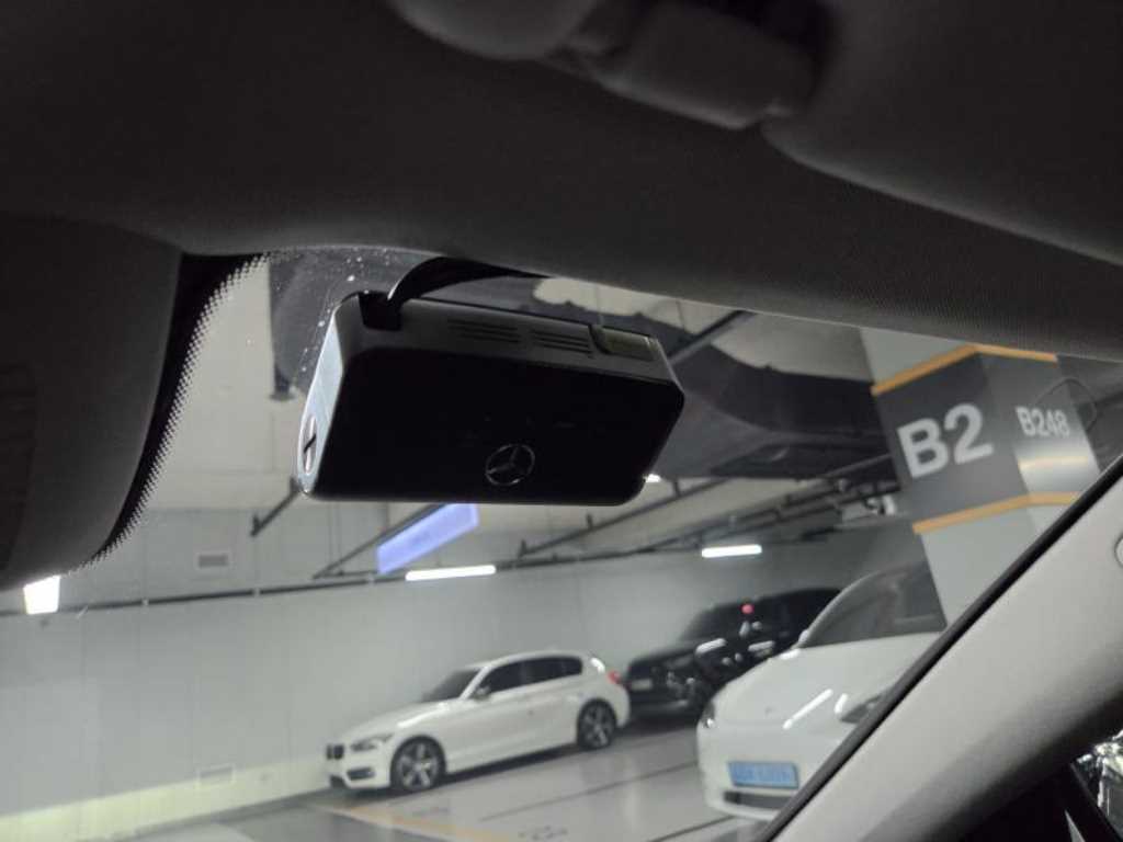 Mercedes-Benz E-Class — photo 16