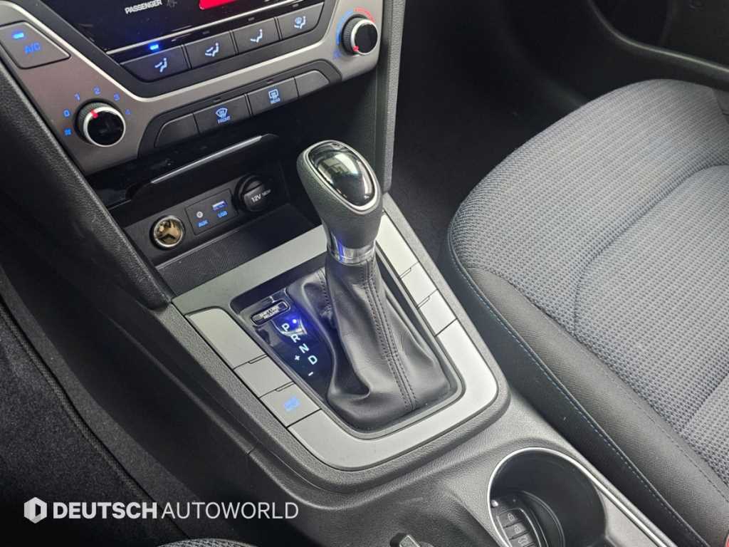 Hyundai Avante — photo 09