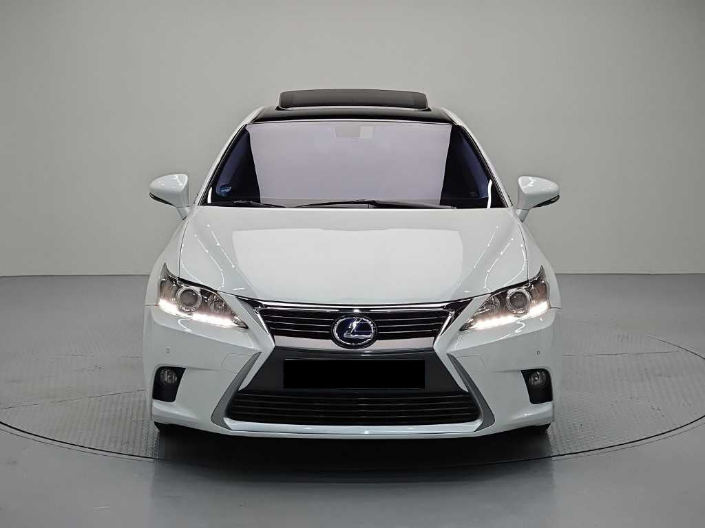 Lexus CT200h — photo 02