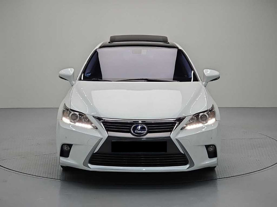 Lexus CT200h — photo 02