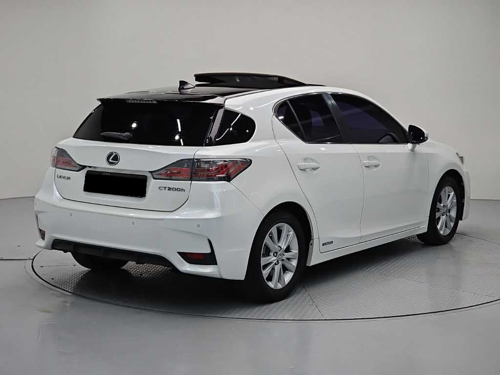 Lexus CT200h — photo 04