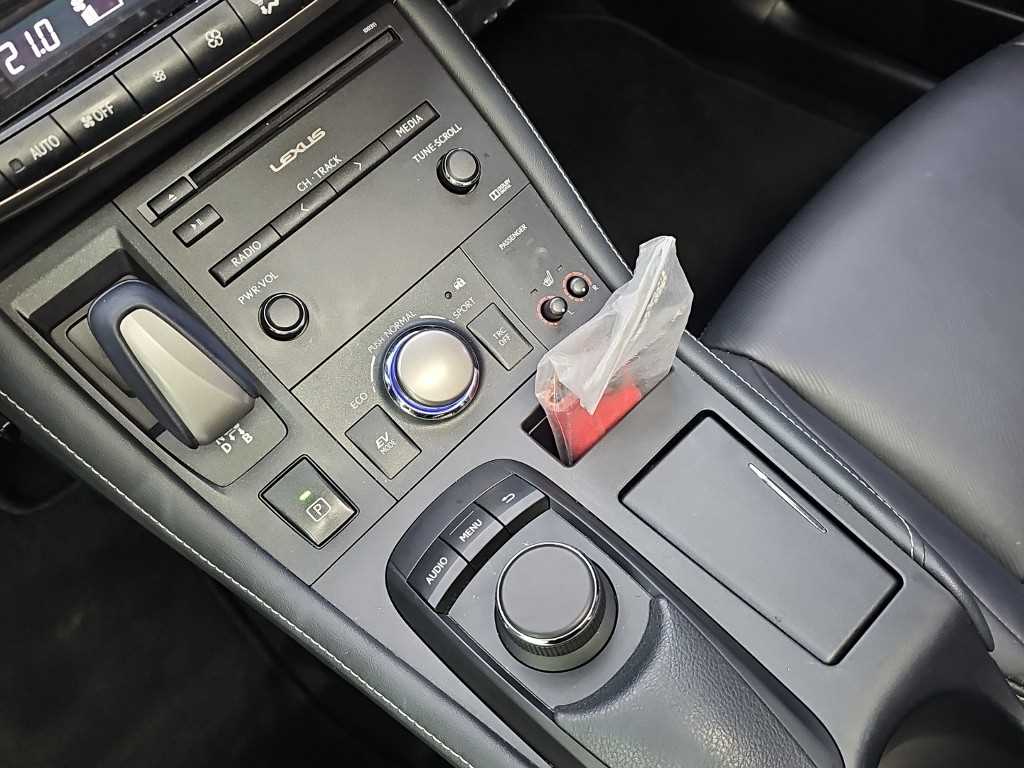 Lexus CT200h — photo 08