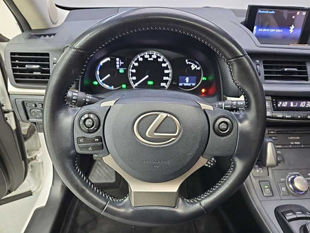 Lexus CT200h — photo 09