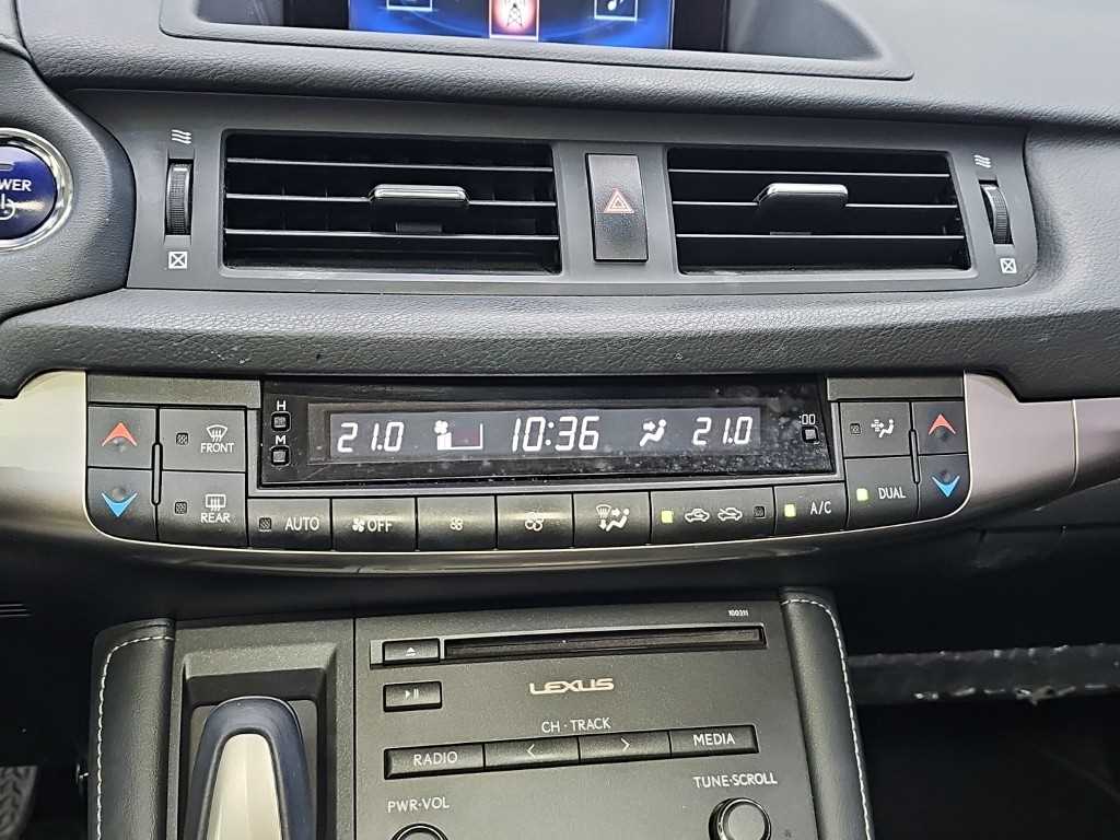 Lexus CT200h — photo 10