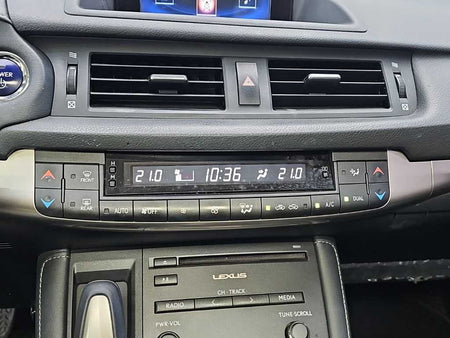 Lexus CT200h — photo 10