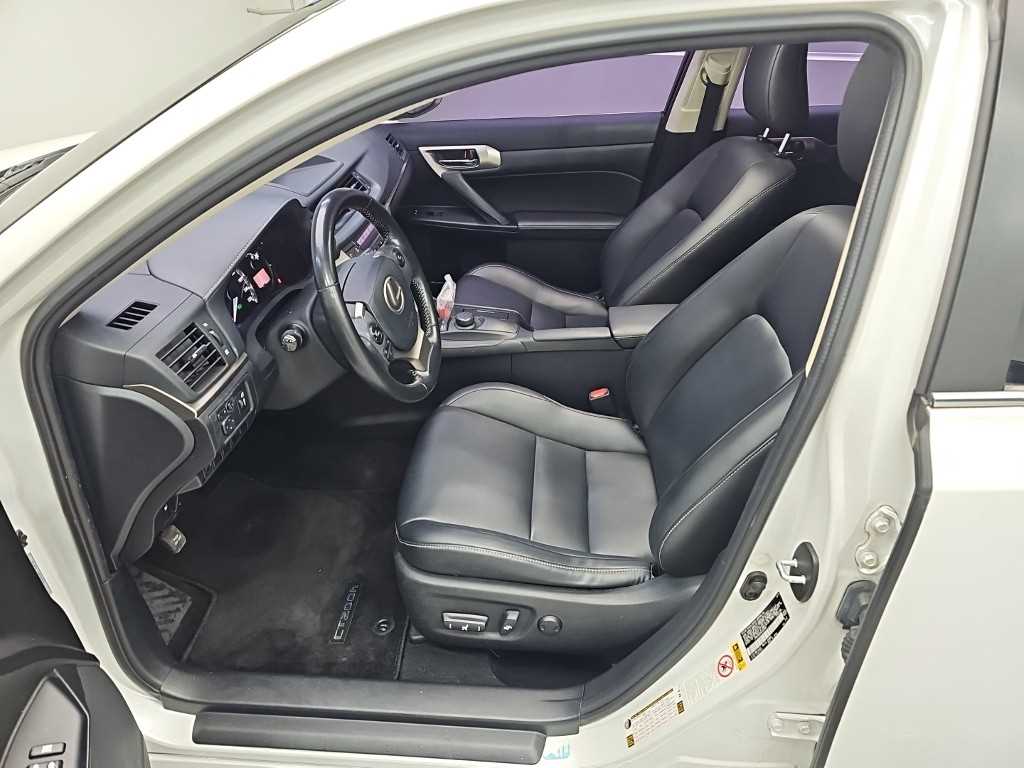 Lexus CT200h — photo 11
