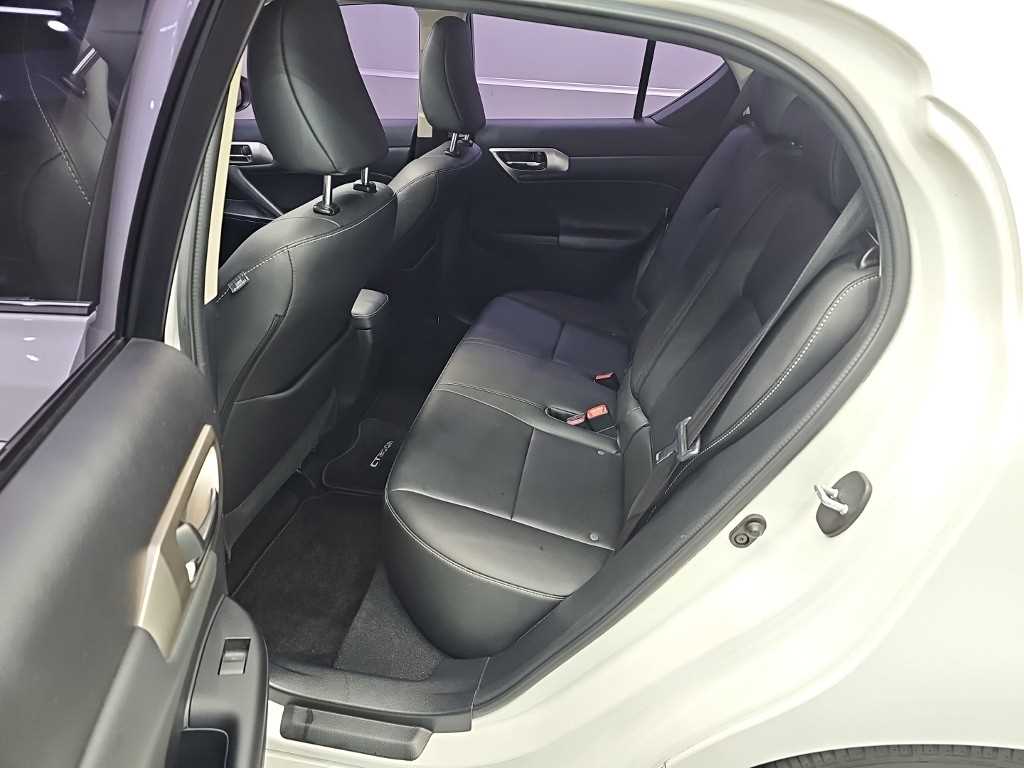 Lexus CT200h — photo 12