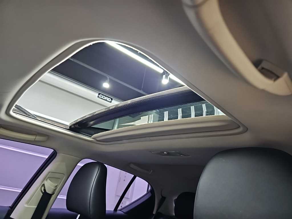 Lexus CT200h — photo 13