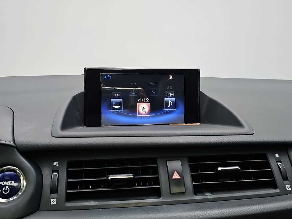Lexus CT200h — photo 14
