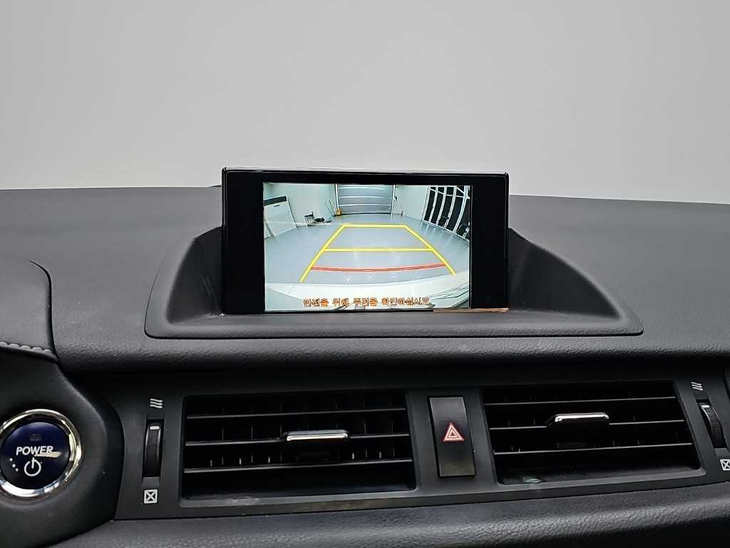 Lexus CT200h — photo 15
