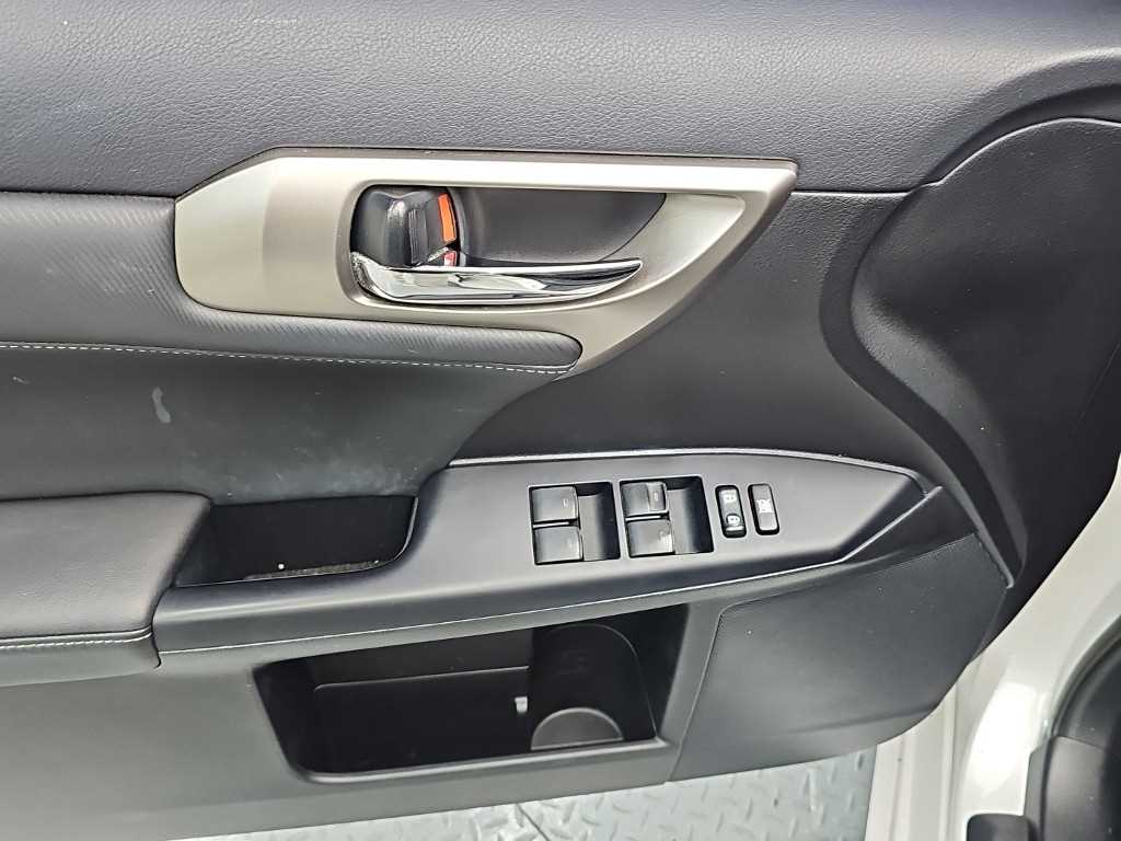 Lexus CT200h — photo 16