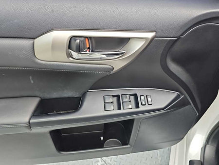 Lexus CT200h — photo 16