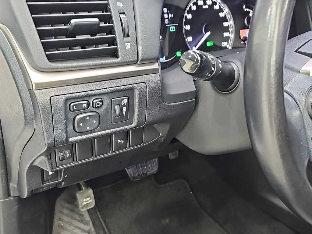 Lexus CT200h — photo 17