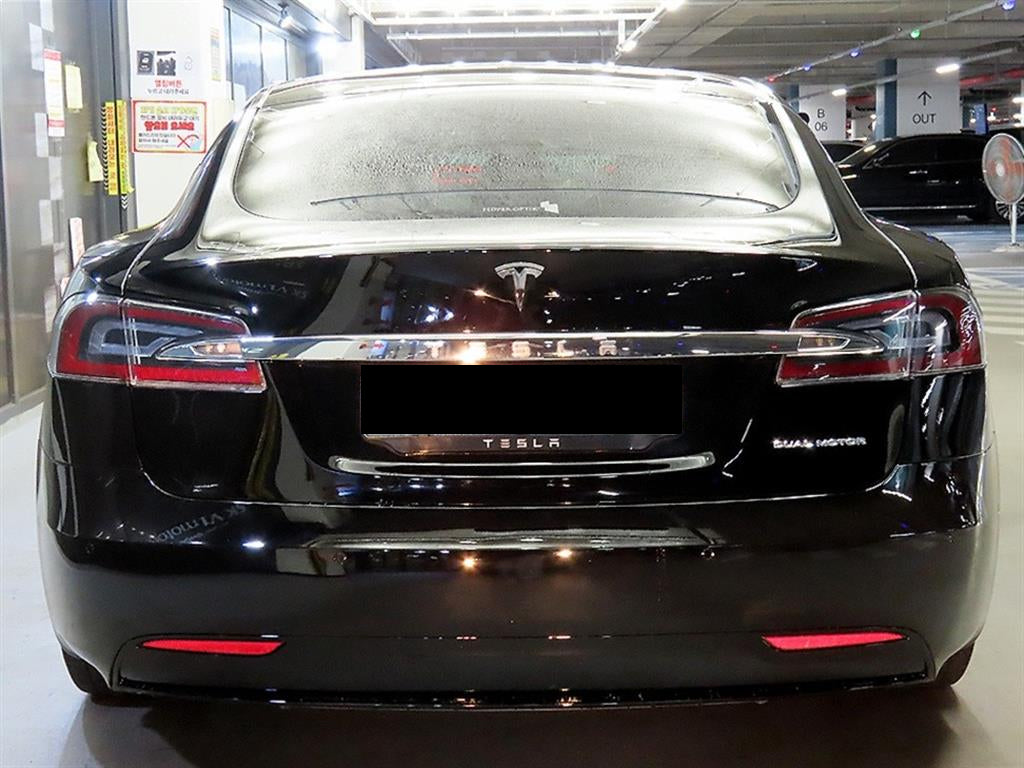 Tesla Model S — photo 05