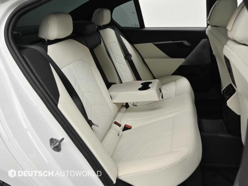 BMW 5-Series — photo 12