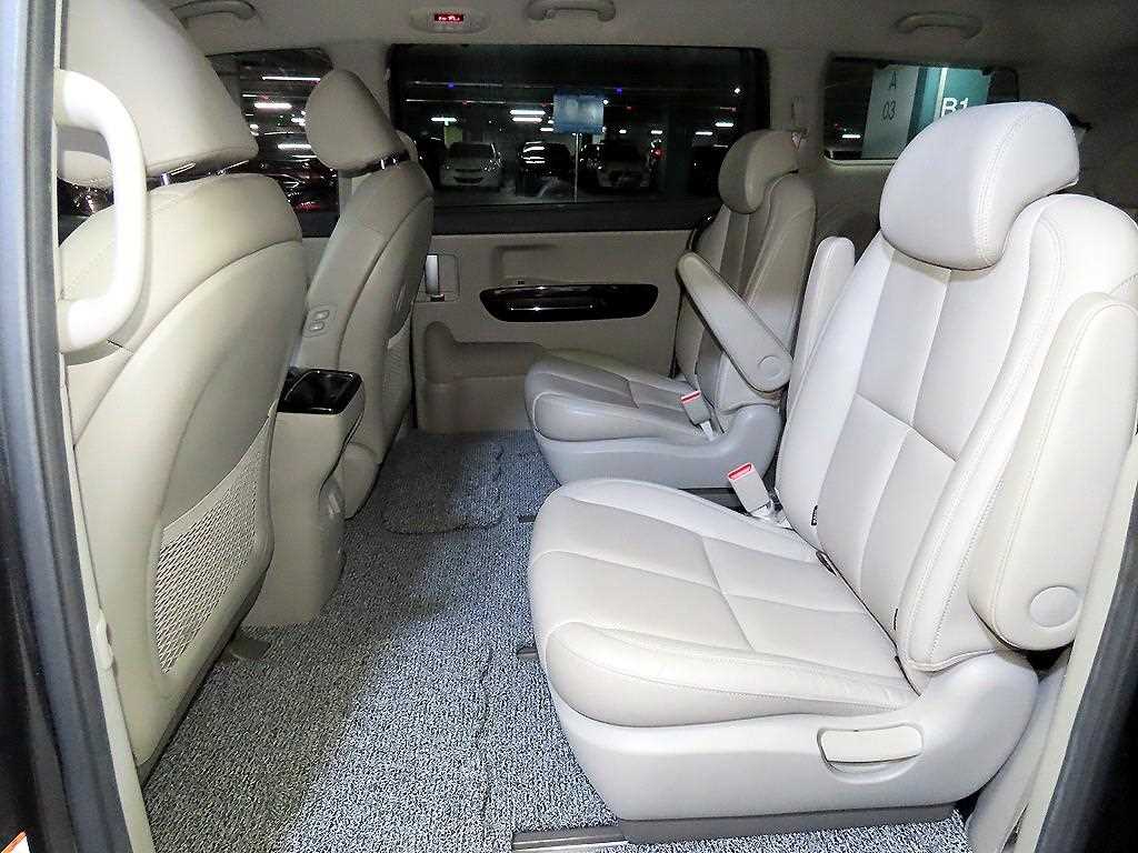 Kia Carnival — photo 07