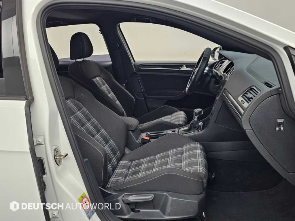 Volkswagen Golf — photo 10