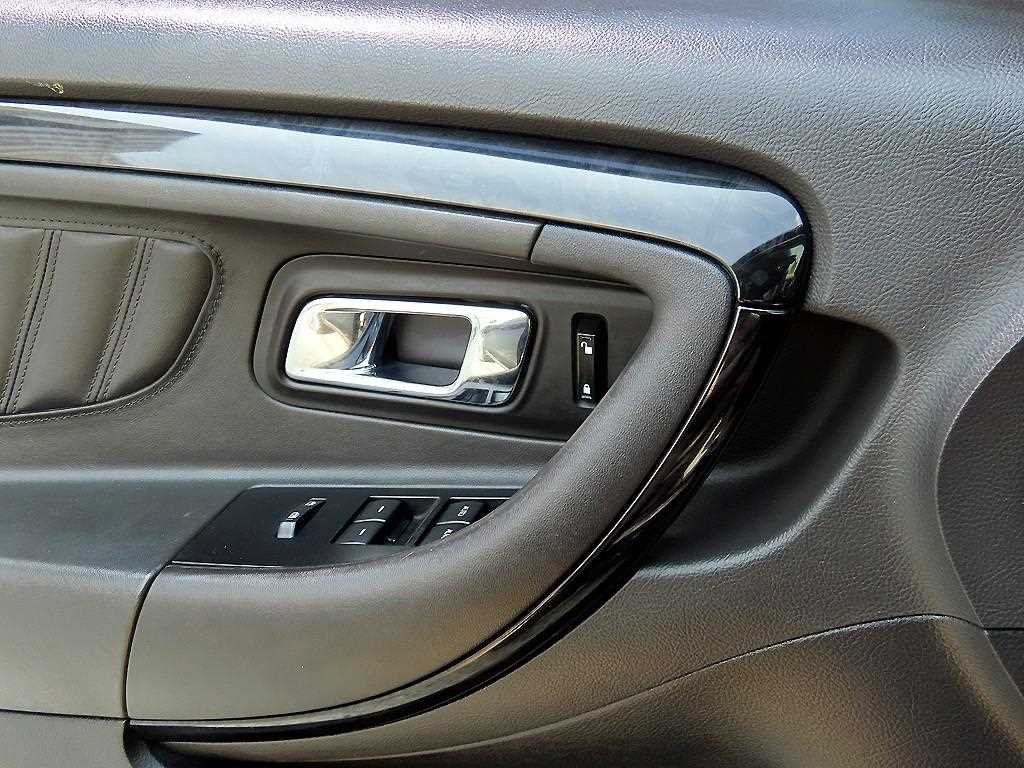 Ford Taurus — photo 11