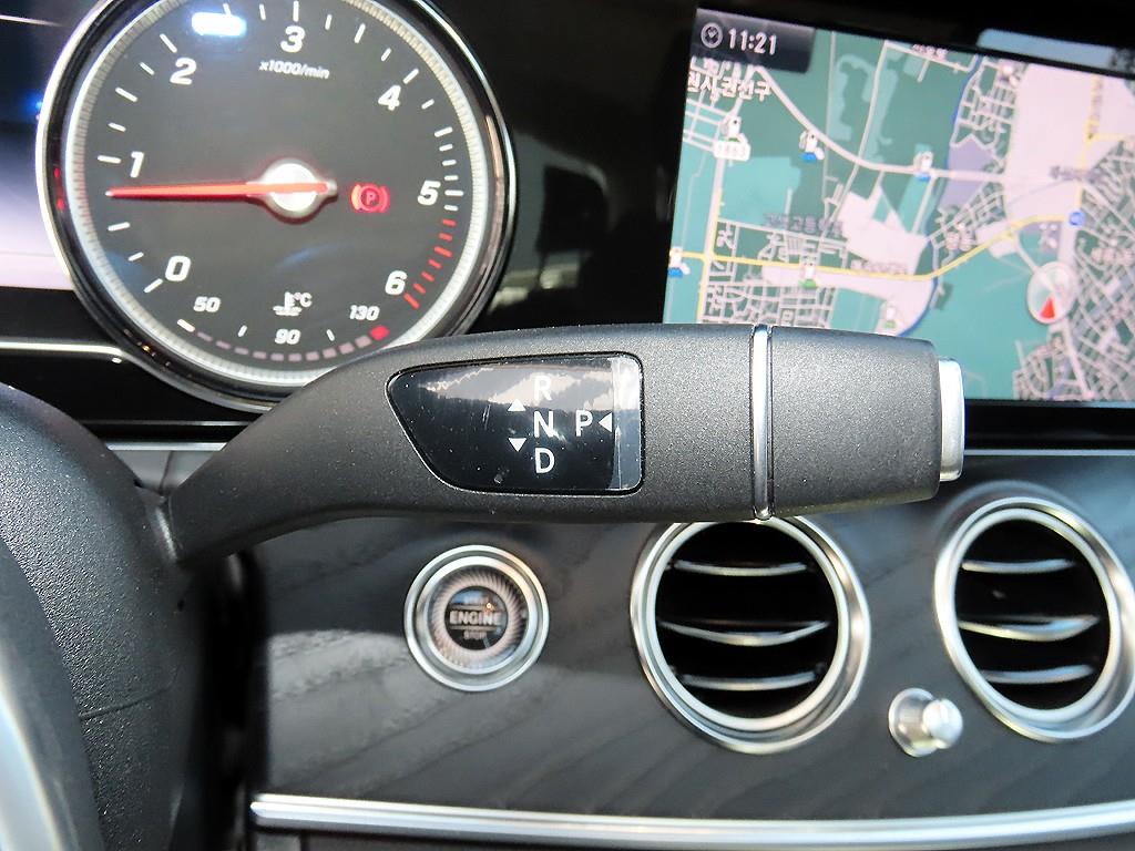 Mercedes-Benz E-Class — photo 10