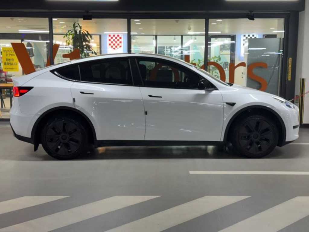 Tesla Model Y — photo 03