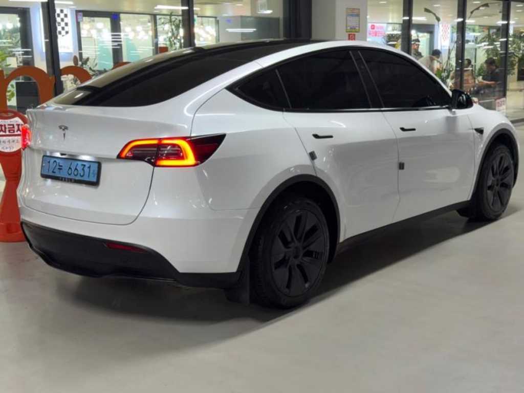 Tesla Model Y — photo 04