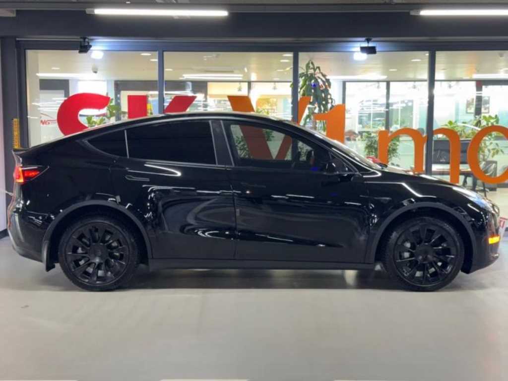 Tesla Model Y — photo 03