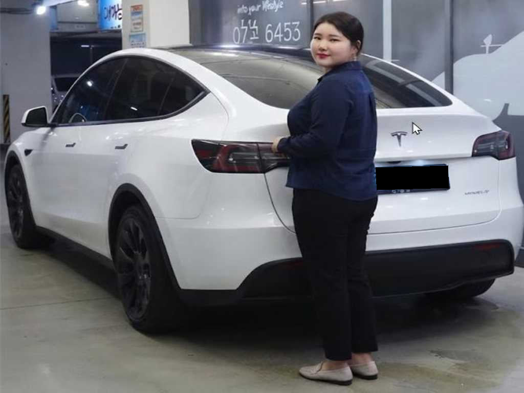 Tesla Model Y — photo 01