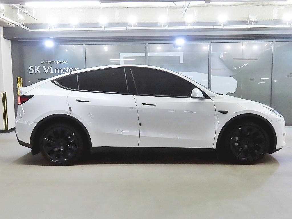 Tesla Model Y — photo 03