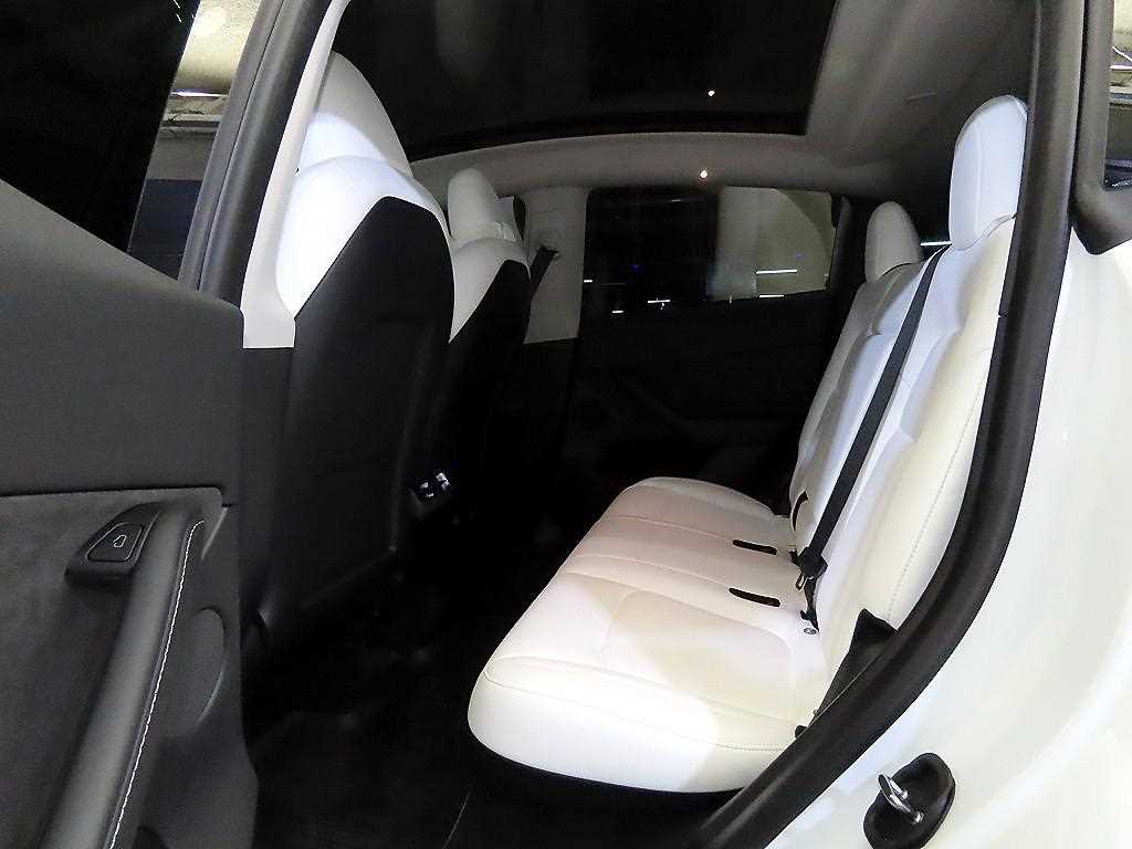 Tesla Model Y — photo 07