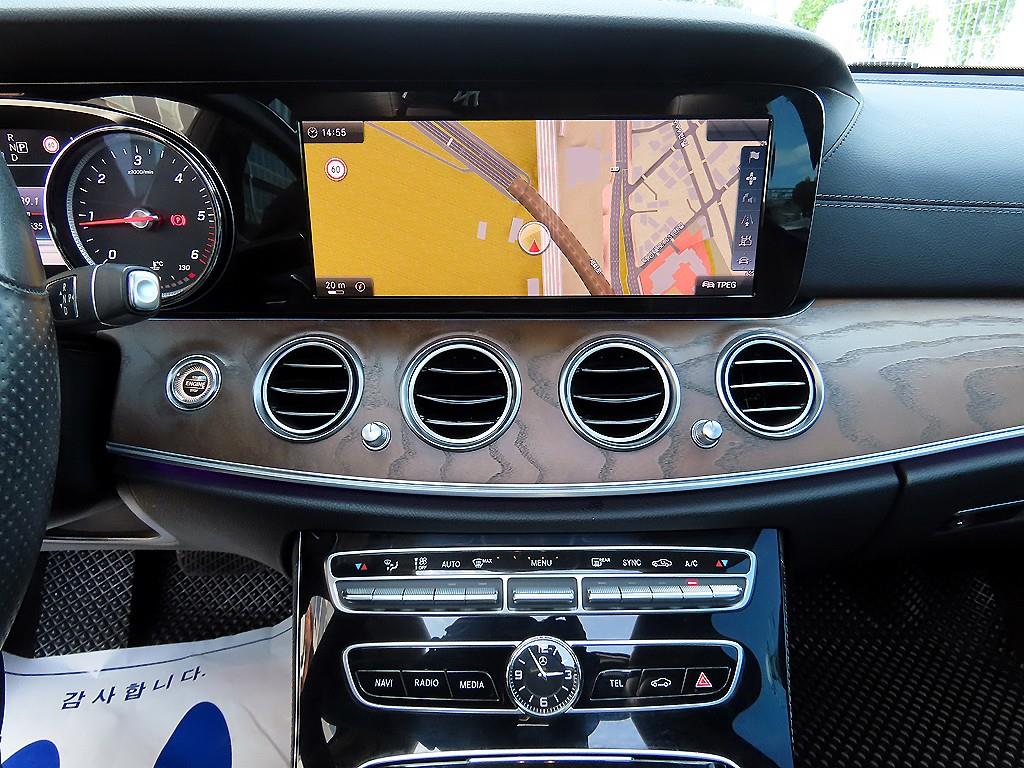Mercedes-Benz E-Class — photo 14