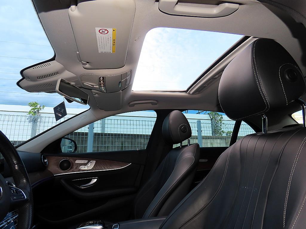 Mercedes-Benz E-Class — photo 16