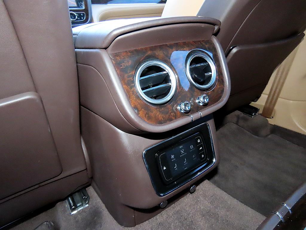 Bentley Bentayga — photo 15