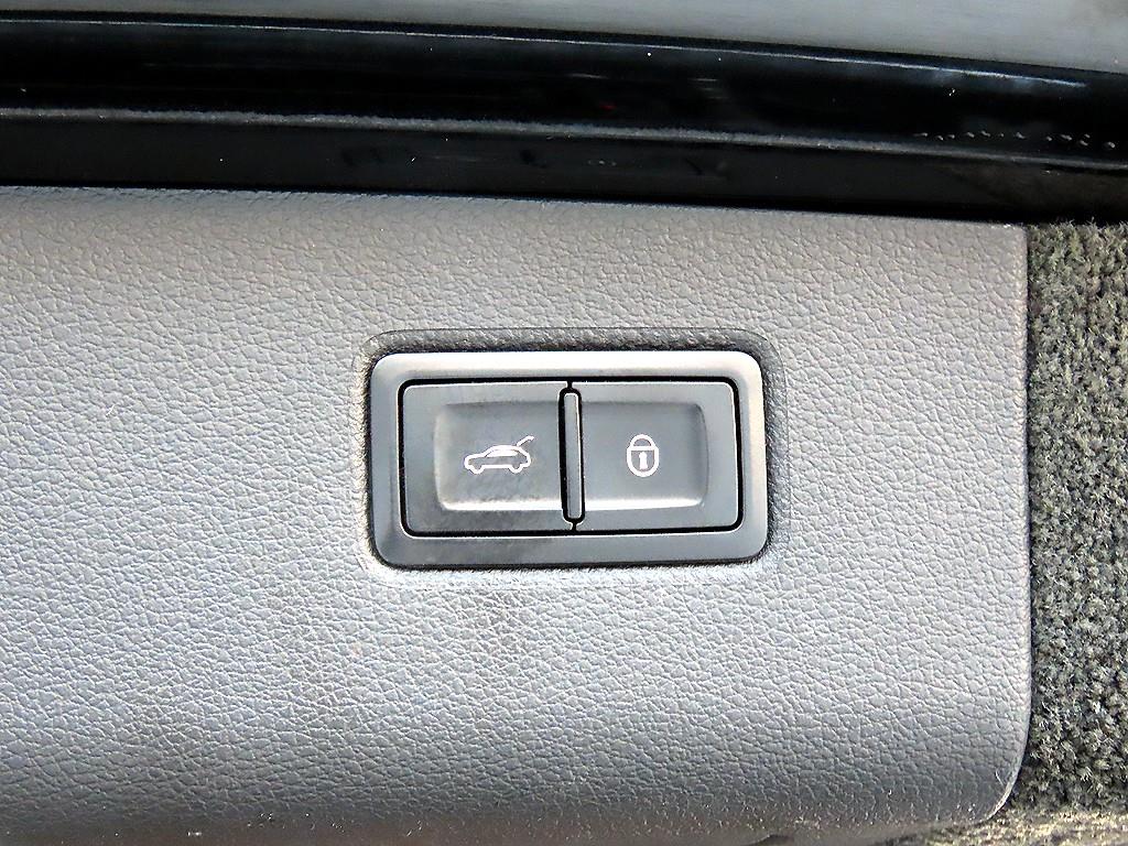 Bentley Bentayga — photo 16