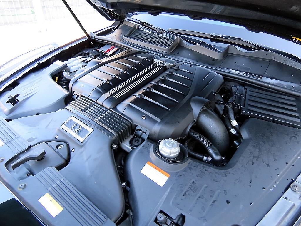 Bentley Bentayga — photo 19