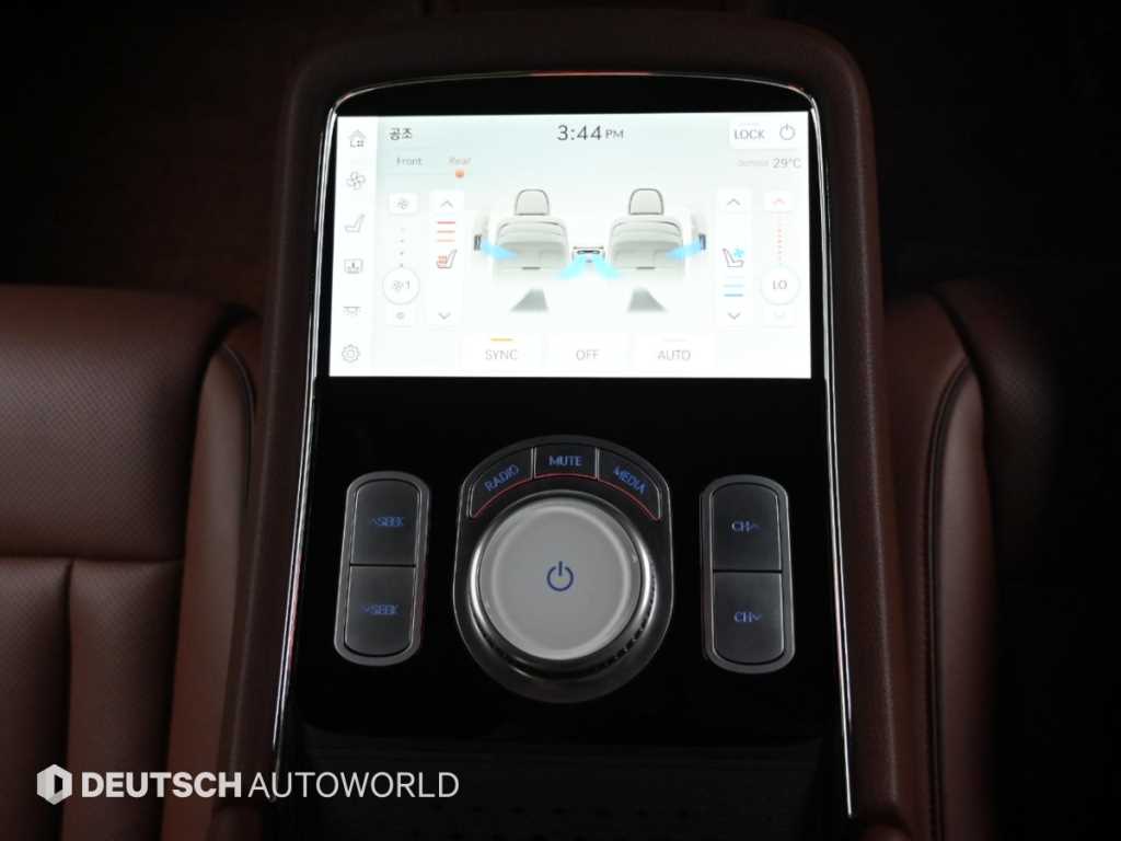 Genesis G90 — photo 16