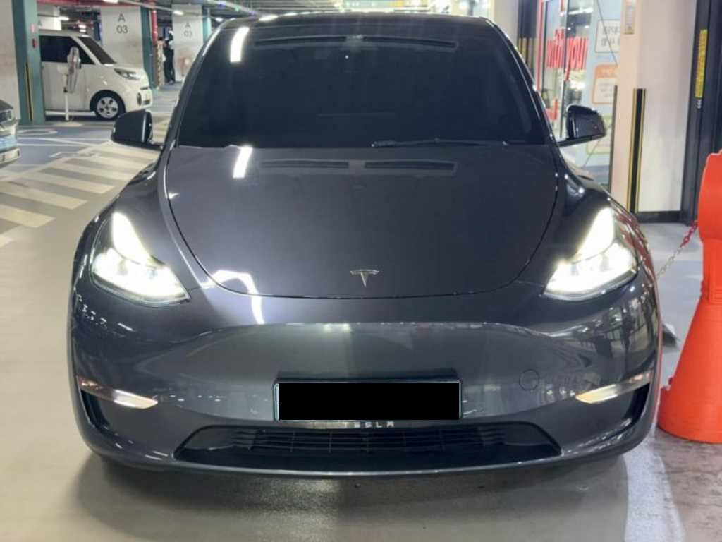 Tesla Model Y — photo 01