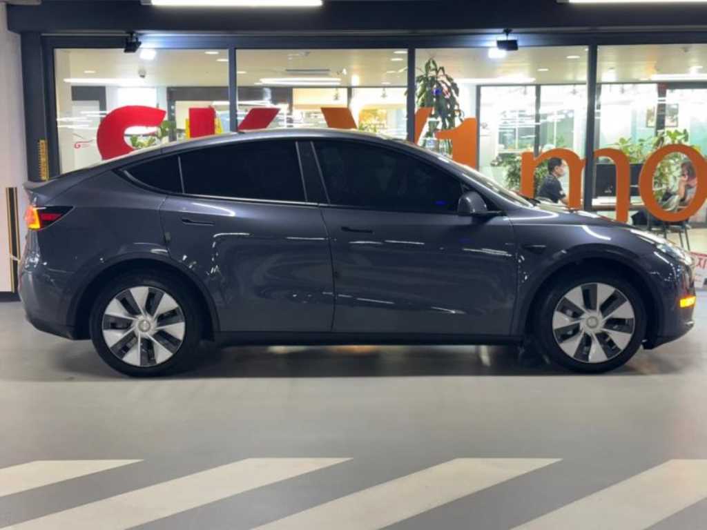 Tesla Model Y — photo 03