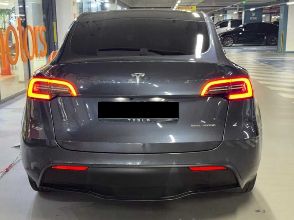 Tesla Model Y — photo 05