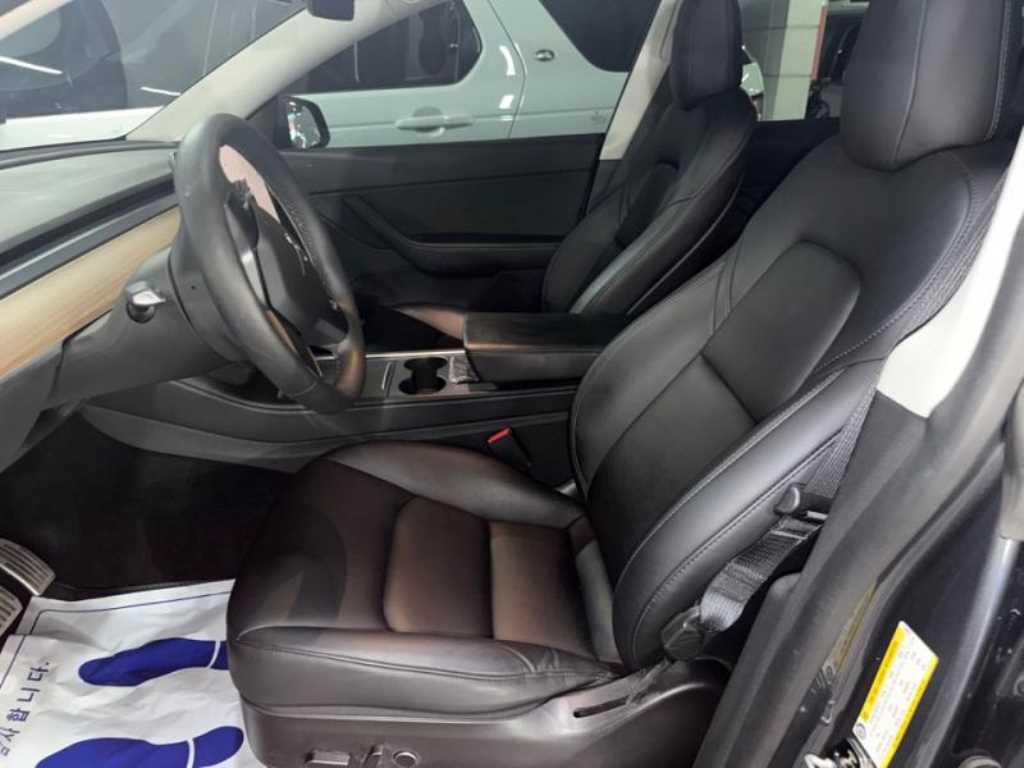 Tesla Model Y — photo 06