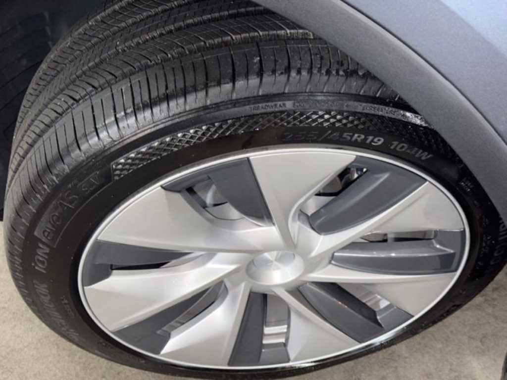 Tesla Model Y — photo 20