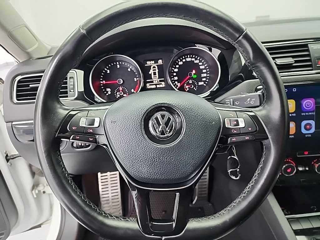 Volkswagen Jetta — photo 09