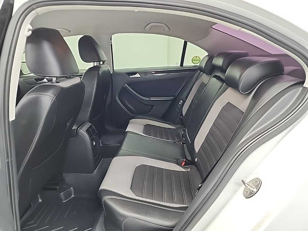 Volkswagen Jetta — photo 12