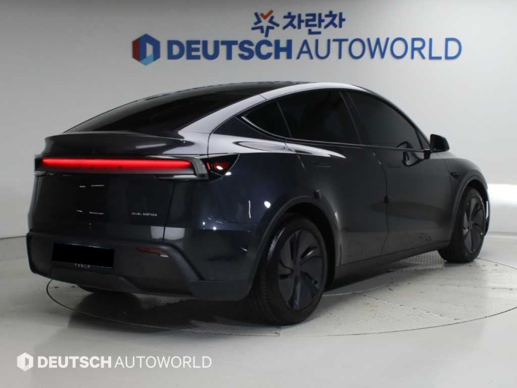 Tesla Model Y — photo 02