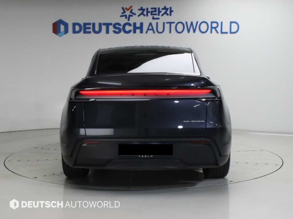 Tesla Model Y — photo 04